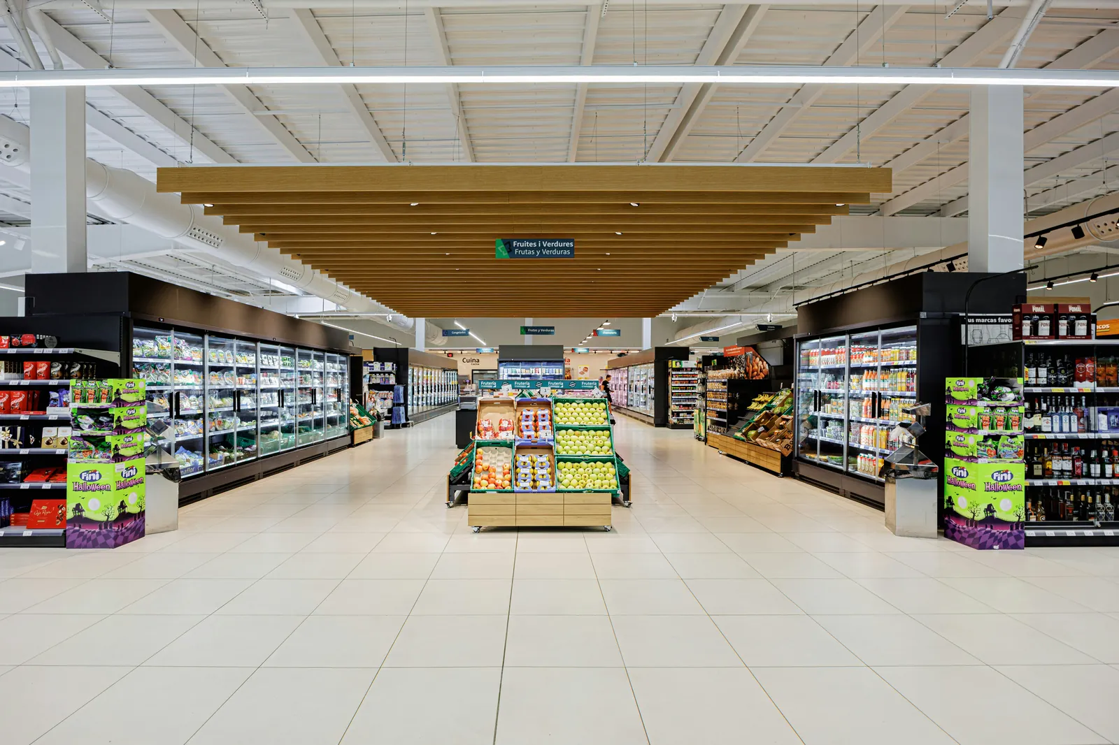 Grocery retail aisle